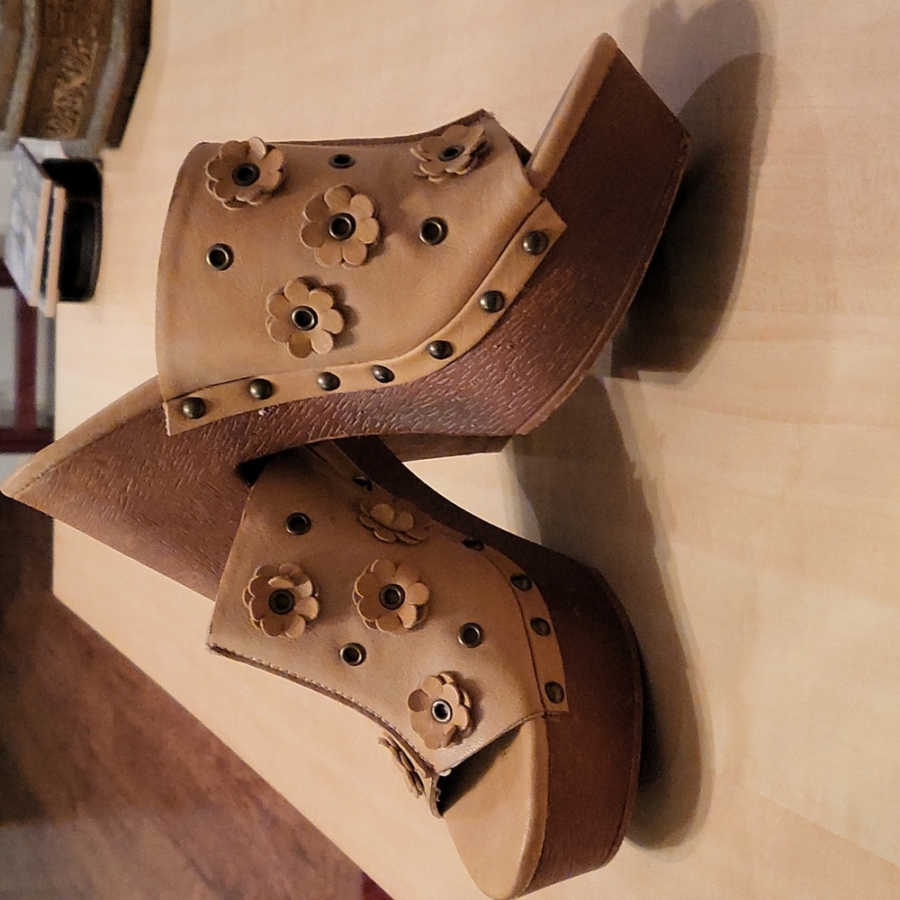 TAN SKIP ON HEELS
